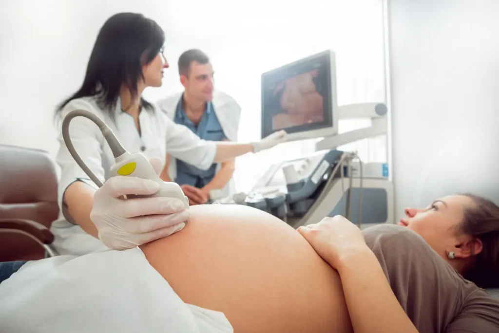 Cesáreas programadas elevan riesgo de leucemia infantil, revela estudio en Suecia